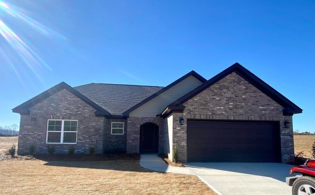 Move in ready!  Contact @jcbishoprealtor at @thekey.realestate for current buyer incentives and make this 3/2, all brick, low maintenance, granite counter tops, 2 car garage with automatic doors your new home.  #new #newhome #homeworksofalabama #newconstruction #firsttimehomebuyer #lowmaintenance #localbuilder #leecounty #noplacelikehome #sweethome #sweethomealabama #homesweethome